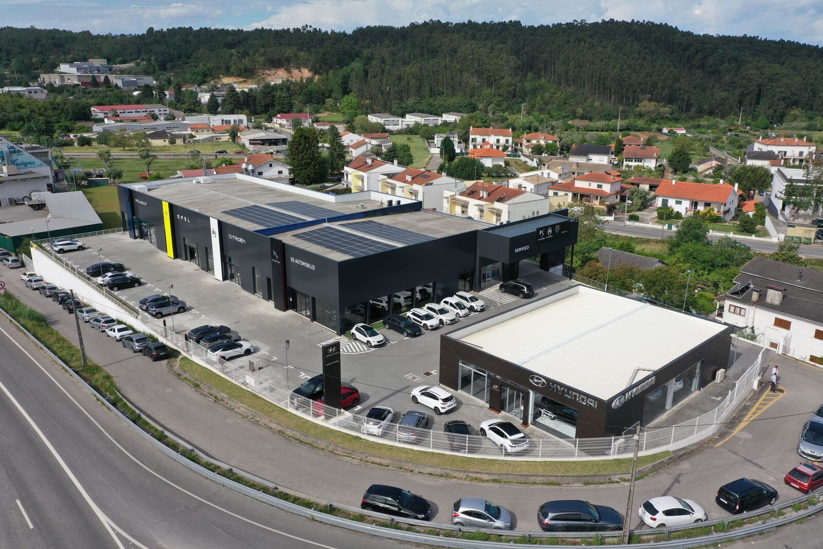 Instalações comerciais e parque automóvel construído pela C2R